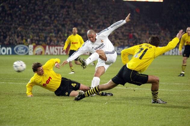 Ronaldo (Real, Mitte) gegen Christian Wörns (li.) und Metzelder (beide BVB) Fußball EC 1 Herren Champions League 2002 2003, Borussia Dortmund - Real Madrid 1:1, Vdig, Gruppe Dortmund Dynamik,