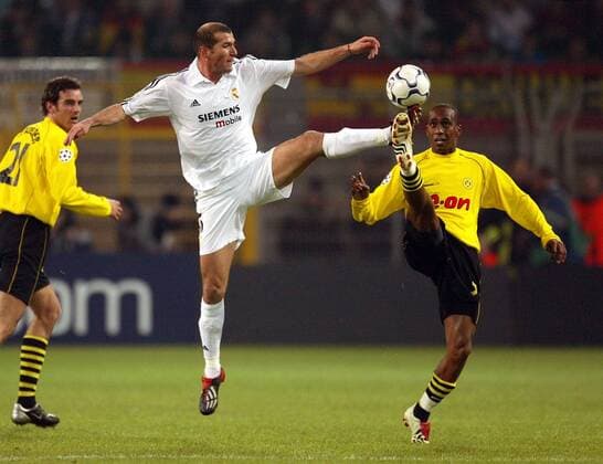 Zinedine Zidane (Real, li.) gegen Evanilson (BVB) Fußball EC 1 Herren Champions League 2002 2003, Borussia Dortmund - Real Madrid 1:1, Vdig, Gruppe Dortmund Dynamik,
