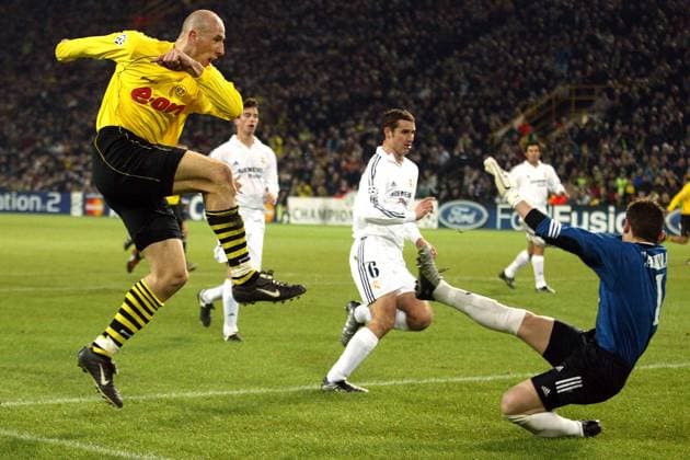 Jan Koller (BVB, li.) erzielt gegen Torwart Iker Casillas (Real) das 1:0 Fußball EC 1 Herren Champions League 2002 2003, Borussia Dortmund - Real Madrid 1:1, Vdig, Gruppe Dortmund Dynamik,