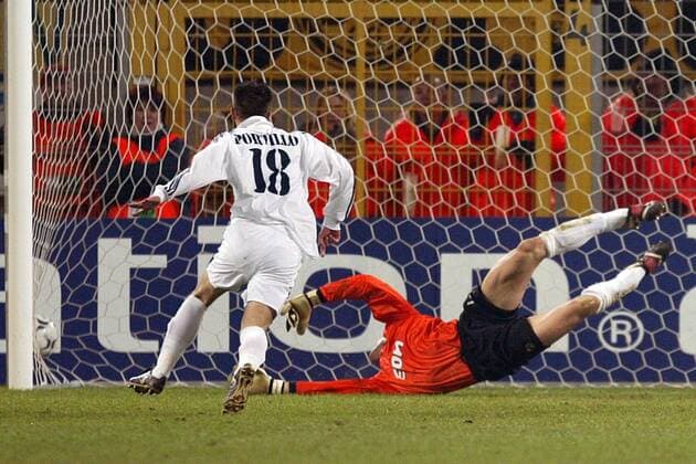 Javier Garcia Portillo (Real) erzielt das 1:1 gegen Torwart Jens Lehmann (BVB) Fußball EC 1 Herren Champions League 2002 2003, Borussia Dortmund - Real Madrid 1:1, Vdig, Gruppe Dortmund Dynamik