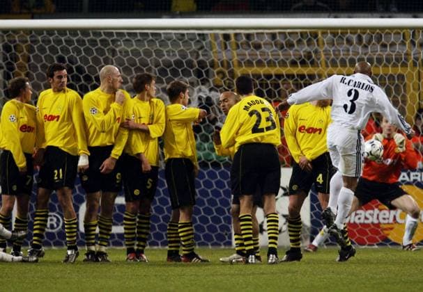 Roberto Carlos (re., Real) - Freistoß, Reuter, Metzelder, Koller, Kehl, Frings, Dede und Madouni (v.li., alle BVB) starren gebannt hinterher Fußball EC 1 Herren Champions League 2002 2003, Dortmund - Real Madrid, 1:1, Vdig Gruppe Dortmund Dynamik,