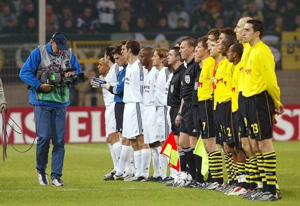 Schiedsrichtergespann und die Mannschaften des BVB und Real Madrids werden während der Mannschaftsvorstellung von der Fernsehkamera ins rechte Bild gerückt Fußball EC 1 Herren Champions League 2002 2003, Borussia Dortmund - Real Madrid 1:1 Totale Westfalenstadion Dortmund