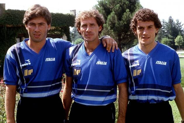 Carlo Ancelotti (li.), Franco Baresi (Mitte) und Roberto Donadoni (alle Italien) Fußball Herren Nationalmannschaft 1990, Nationalteam, Trainingslager Gruppe Cagliari Harmonie, Kameradschaft,