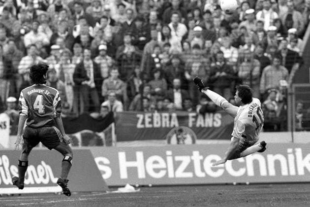 Michael Tönnies (re., Duisburg) - Seitfallzieher, Carsten Kober (HSV) muß nicht eingreifen Fußball 1. BL Herren Saison 1991 1992, MSV Duisburg - Hamburger SV 0:1, Hamburg, Vneg, Vsw Gruppe Wedaustadion Duisburg Dynamik,
