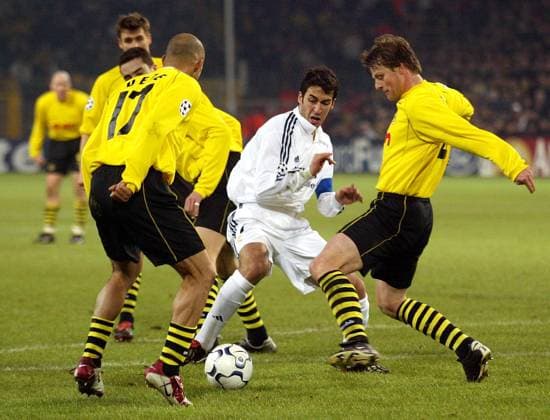Raul Gonzalez (Real) gegen Christian Wörns (re., BVB) Fußball EC 1 Herren Champions League 2002 2003, Borussia Dortmund - Real Madrid 1:1 Gruppe Dortmund Dynamik,