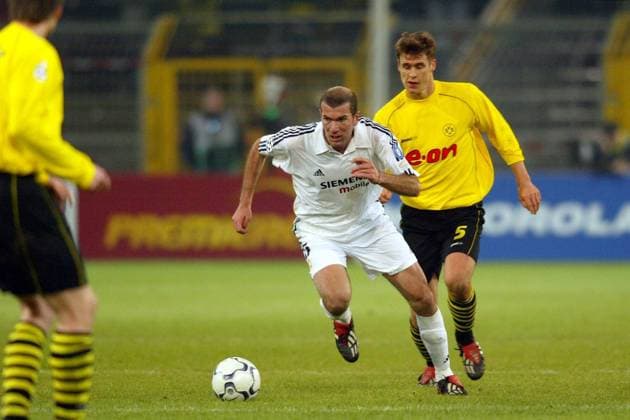 Zinedine Zidane (li., Real) enteilt Sebastian Kehl (BVB) Fußball EC 1 Herren Champions League 2002 2003, Borussia Dortmund - Real Madrid 1:1, Vdig, Gruppe Dortmund Dynamik,