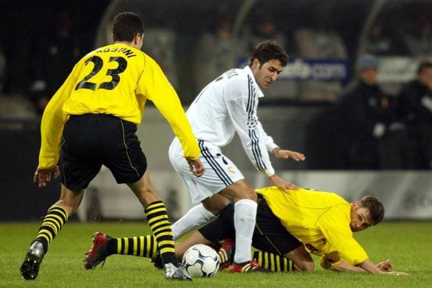 Raul Gonzalez (Mitte, Real) gegen Sebastian Kehl (re.) und Madouni (beide BVB) Fußball EC 1 Herren Champions League 2002 2003, Borussia Dortmund - Real Madrid 1:1, Vdig, Gruppe Dortmund