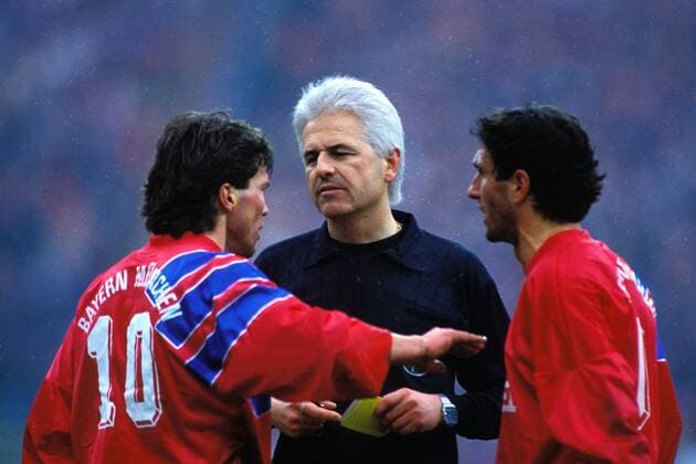 Schiedsrichter Eugen Strigel im Gespräch mit Lothar Matthäus (li.) und Bruno Labbadia (beide Bayern) Fußball 1. BL Herren Saison 1992 1993, FC Bayern München Gruppe München