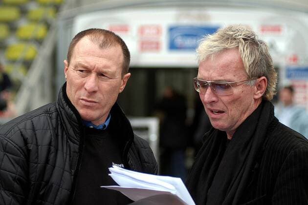 SAT1-Reporter Ulli Köhler (re., Deutschland) und Trainer Wolfgang Wolf (Wolfsburg) Fußball 1. BL Herren Saison 2002 2003, Nürnberg - VfL Wolfsburg 1:1 Gruppe Nürnberg Skepsis,