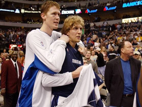 Shawn Bradley (li.) umarmt Dirk Nowitzki (beide Mavericks) Basketball Herren NBA 2002 2003, Dallas Mavericks Gruppe Dallas Kameradschaft,