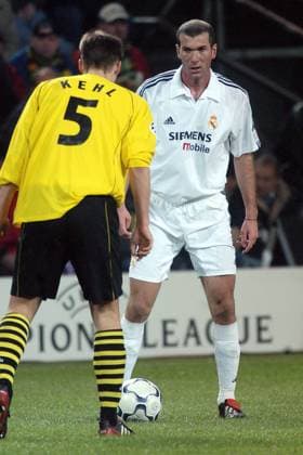 Zinedine Zidane (Real, hinten) gegen Kehl (BVB) Fußball EC 1 Herren Champions League 2002 2003, Borussia Dortmund - Real Madrid 1:1, Vdig Gruppe Dortmund