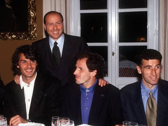 Präsident Silvio Berlusconi (hinten) hat sein Team zum Abendessen geladen, hier mit v.li.: Paolo Maldini, Franco Baresi und Mauro Tassotti (alle Milan) Fußball Herren Serie A 1991 1992, 1. Italienische Liga, AC Mailand, Gruppe Mailand