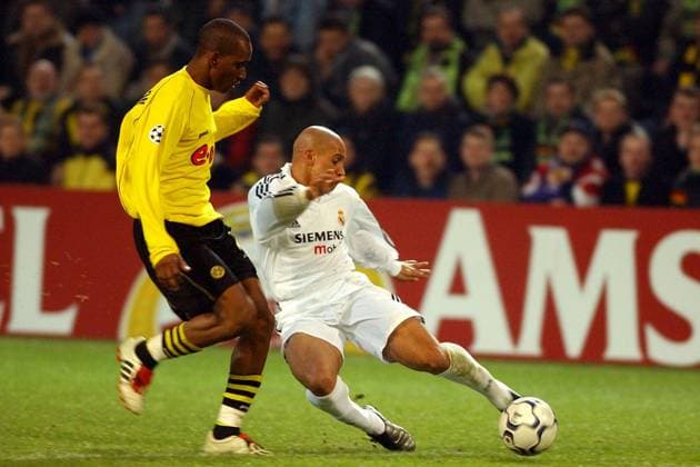Roberto Carlos (Real Madrid, re.) zieht ab, Evanilson (BVB) kommt zu spät Fußball EC 1 Herren Champions League 2002 2003, Borussia Dortmund - Real Madrid 1:1 Gruppe Dortmund Dynamik,