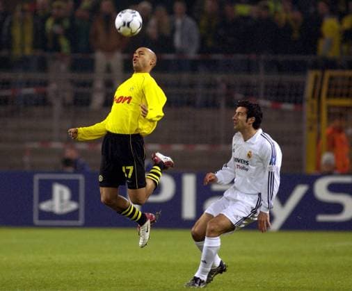 Leonardo Dede (BVB, li.) gegen Luis Figo (Real) Fußball EC 1 Herren Champions League 2002 2003, Borussia Dortmund - Real Madrid 1:1, Vdig Gruppe Dortmund Dynamik, Höhe