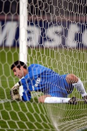 Torwart Juanmi (La Coruna) liegt im Tor Fußball EC 1 Herren Champions League 2002 2003, Turin - Deportivo La Coruna 3:2, Einzelbild Turin