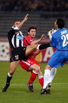 Marco Di Vaio (li., Juve) gegen Hector (Mitte) und Torwart Juanmi (beide La Coruna) Fußball EC 1 Herren Champions League 2002 2003, Juventus Turin - Deportivo La Coruna 3:2, Gruppe Turin Dynamik,