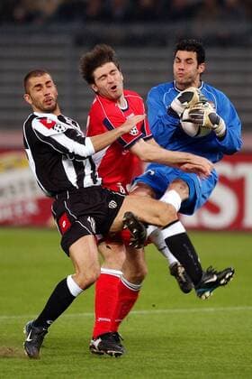Torwart Juanmi (re.) prallt mit Hector (Mitte, beide La Coruna) und Marco Di Vaio (Juve) zusammen Fußball EC 1 Herren Champions League 2002 2003, Juventus Turin - Deportivo La Coruna 3:2, Gruppe Turin Dynamik, Kampf,