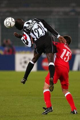 Lilian Thuram (li., Juve) gegen Capdevila (La Coruna) Fußball EC 1 Herren Champions League 2002 2003, Juventus Turin - Deportivo La Coruna 3:2, Gruppe Turin Dynamik,