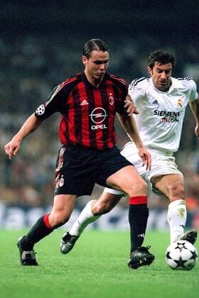 Fernando Redondo (Milan, li.) gegen Luis Figo (Real) Fußball EC 1 Herren Champions League 2002 2003, Real Madrid - AC Mailand 3:1, Vdig Gruppe Madrid