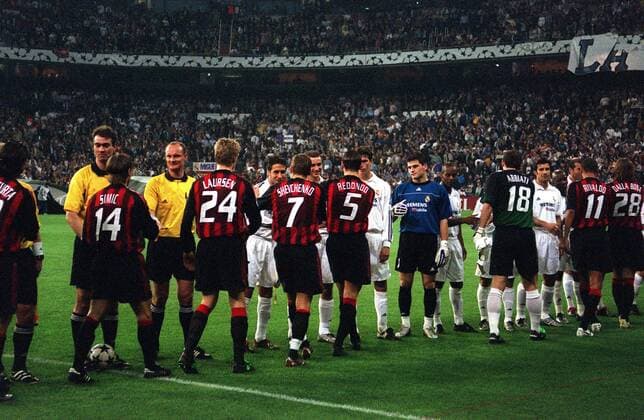 Real Madrid und AC Milan begrüßen sich vor dem Spiel Fußball EC 1 Herren Champions League 2002 2003, Real Madrid - AC Mailand 3:1, Vdig Totale Madrid