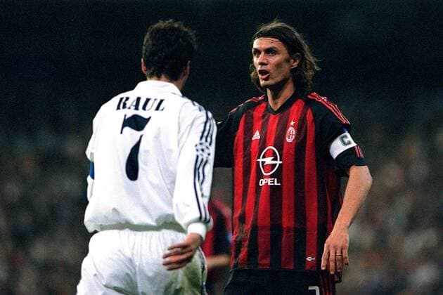 Paolo Maldini (Milan, re.) observiert Raul (Real) Fußball EC 1 Herren Champions League 2002 2003, Madrid - AC Mailand 3:1, Vdig Gruppe Madrid