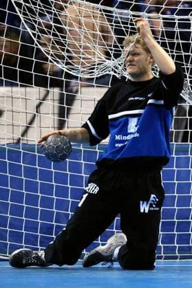 Torwart Johannes Bitter (Wilhelmshaven) befreit sich aus dem Tornetz Handball 1. BL Herren Saison 2002 2003, HSV Hamburg - Wilhelmshavener HV 28:15, Vdig Einzelbild Hamburg