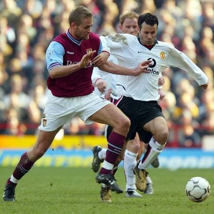Ryan Giggs (re., ManU) gegen Olof Mellberg (Aston Villa) Fußball Herren English Premier League 2002 2003, 1. Englische Liga, Aston Villa - Manchester United 0:1 Gruppe Birmingham Dynamik,