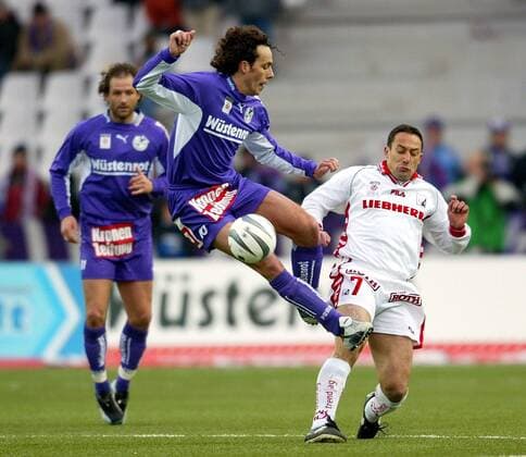 Markus Scharrer (li., Salzburg) springt in Ales Ceh (Grazer AK) Fußball Herren tmobileBundesliga 2002 2003, SV Wüstenrot Salzburg - Liebherr Grazer AK 1:1 Gruppe Salzburg Dynamik, Kampf,