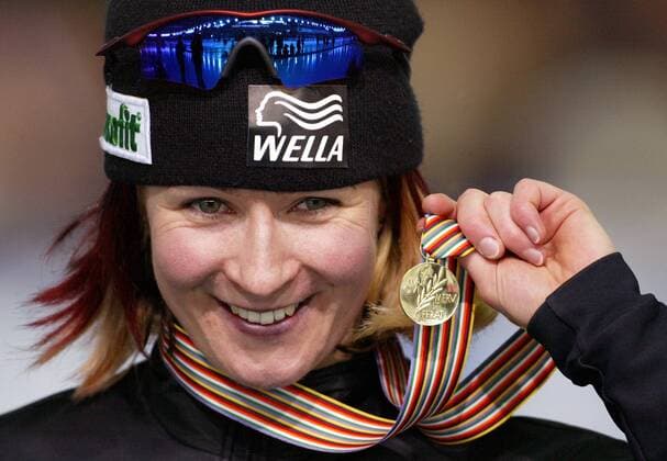 Weltmeisterin Claudia Pechstein (Deutschland) präsentiert ihre Goldmedaille Eisschnellauf WM Damen Einzelstrecken Weltmeisterschaft 2003, Eisschnelllauf, Eisschnelllaufen, Eisschnellaufen, Vdig, Porträt Berlin Glück Freude,