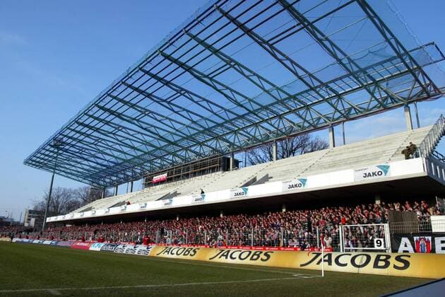 Die neu errichtete Tribüne und deren Dachkonstruktion im Stadion der Freundschaft Fußball 1. BL Herren Saison 2002 2003, FC Energie Cottbus Totale Cottbus
