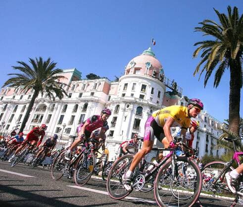 Alexander Vinokourov (re., Kasachstan Team Deutsche Telekom) führt im gelben Trikot des Gesamtführenden das Teilnehmerfeld nach Nizza Radsport Herren 70. Paris - Nizza 2003, Radrennsport, Straßenradsport, Straßenradrennsport, Radrennen, 7. Etappe Gruppe Nizza, Stadt, City  