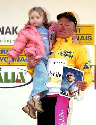 Gesamtsieger Alexander Vinokourov (Kasachstan Team Deutsche Telekom) mit Tochter Irina und einem Bild seines tödlich verunglückten Landsmanns Andrei Kivilev Radsport Herren 70. Paris - Nizza 2003, Radrennsport, Straßenradsport, Straßenradrennsport, Radrennen, 7. Etappe Gruppe Mädchen, Sieg, Sieger, Gesamtsieg, Nizza, Unglück, tödlicher Unfall, verunglückt