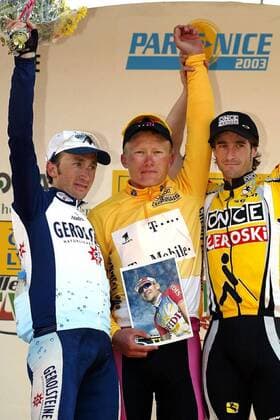 Siegerehrung: Gesamtsieger Alexander Vinokourov (Mitte, Kasachstan Team Deutsche Telekom), Zweiter Mikel Zarrabeitia (re., Spanien Once) und Dritter Davide Rebellin (Italien Team Gerolsteiner) Radsport Herren 70. Paris - Nizza 2003, Radrennsport, Straßenradsport, Straßenradrennsport, Radrennen, 7. Etappe Gruppe Sieg, Sieger, Gesamtsieg, Podest, Jubel, jubeln Nizza Freude,
