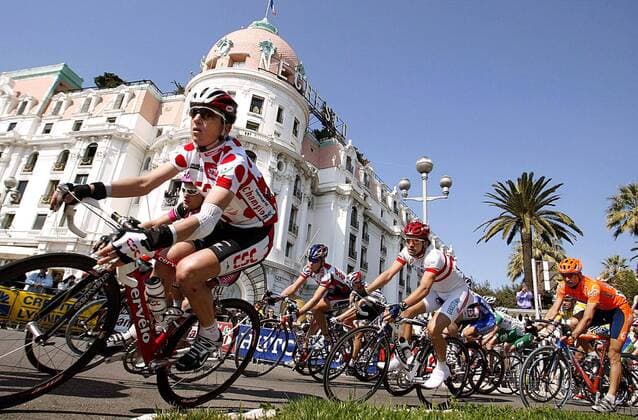 Das Fahrerfeld vor dem Hotel-Restaurant Necresco in Nizza Radsport Herren 70. Paris - Nizza 2003, Radrennsport, Straßenradsport, Straßenradrennsport, Radrennen, 7. Etappe Gruppe  