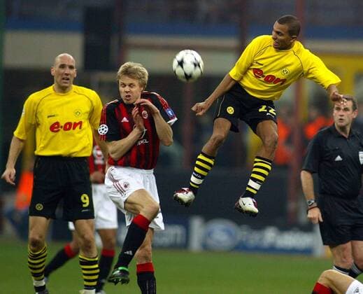 Marcio Amoroso (BVB, re.) gegen Martin Laursen (Milan) Fußball EC 1 Herren Champions League 2002 2003, AC Milan - Borussia Dortmund 0:1, Vdig Gruppe Mailand Dynamik,