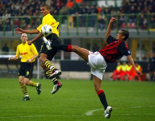 Marcio Amoroso (BVB, li.) gegen Rivaldo (Milan) Fußball EC 1 Herren Champions League 2002 2003, AC Milan - Borussia Dortmund 0:1, Vdig Gruppe Mailand Dynamik,