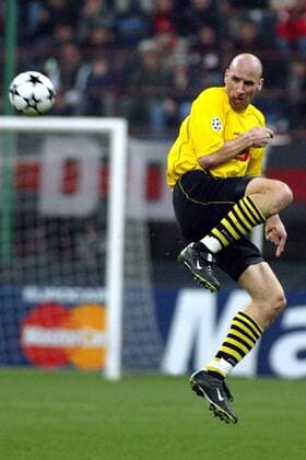 Jan Koller (BVB) - Kopfball Fußball EC 1 Herren Champions League 2002 2003, Mailand - Borussia Dortmund 0:1 Einzelbild Mailand Dynamik,