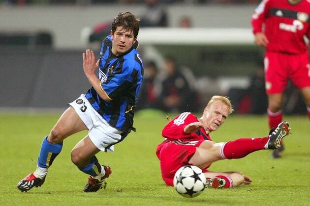 Emre Belözoglu (li., Inter) umspielt Carsten Ramelow (Leverkusen) Fußball EC 1 Herren Champions League 2002 2003, Bayer 04 Leverkusen - Internazionale Mailand 0:2, Vdig Gruppe Leverkusen Dynamik,