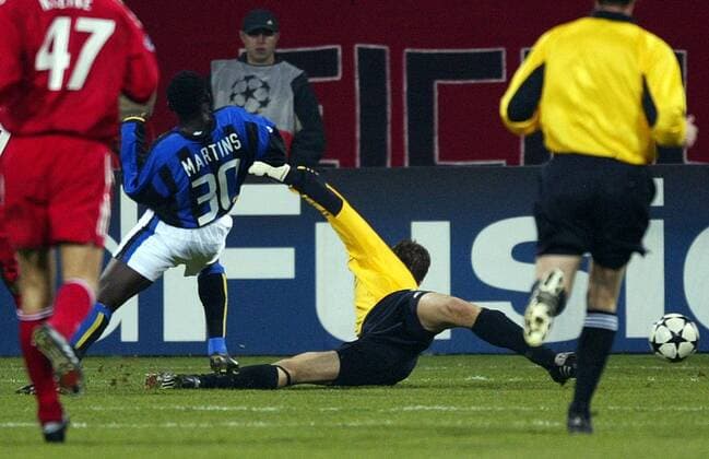 Akinwunmi Martins Obafemi (2.v.li., Inter) gegen Torwart Hans-Jörg Butt Fußball EC 1 Herren Champions League 2002 2003, Bayer 04 Leverkusen - Internazionale Mailand 0:2, Vdig Gruppe Leverkusen Dynamik,