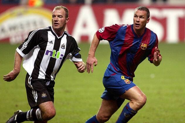 Alan Shearer (Newcastle, li.) gegen Patrik Andersson (Barca) Fußball EC 1 Herren Champions League 2002 2003, Newcastle United - FC Barcelona 0:2, Vdig Gruppe Newcastle Dynamik,  