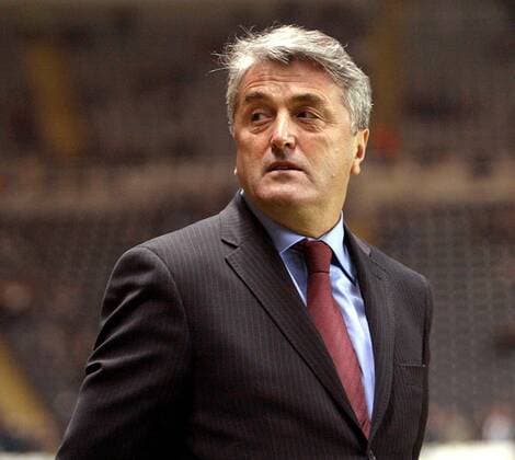 Trainer Rade Antic (Barca) nachdenklich Fußball EC 1 Herren Champions League 2002 2003, Newcastle - FC Barcelona 0:2, Vdig Einzelbild Newcastle Nachdenklichkeit,  