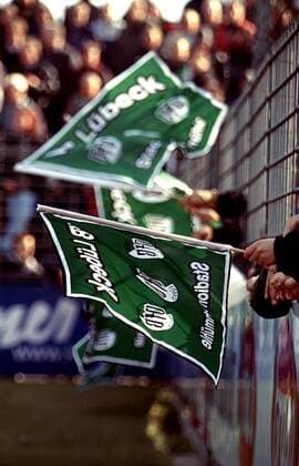 Fußball, Stadiongeschichte VfB Lübeck Vereinsfahnen des VfB Lübeck Fußball 2. BL Herren Saison 2002 2003, VfB Lübeck, Vdig Gruppe Lübeck