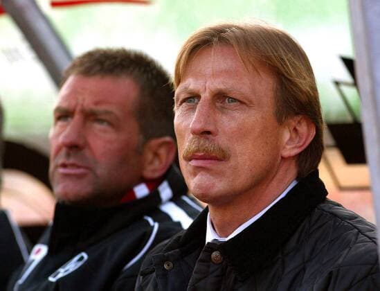Trainer Christoph Daum (Wien) skeptisch, dahinter Torwarttrainer Immel Fußball Herren tmobileBundesliga 2002 2003, Bregenz - FK Austria Memphis Magna Wien 1:2, Vdig Einzelbild Bregenz Skepsis,