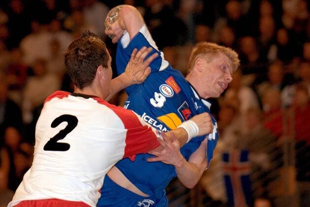 Gudjon Valur Sigurdsson (re., Island) - Torwurf gegen Hens (Deutschland) Handball Länderspiel Herren Freundschaftsspiel 2003, Länderspiel, Test, Testspiel, Deutschland - Island 39:34, Nationalteam Gruppe Berlin Dynamik, Abwehr,