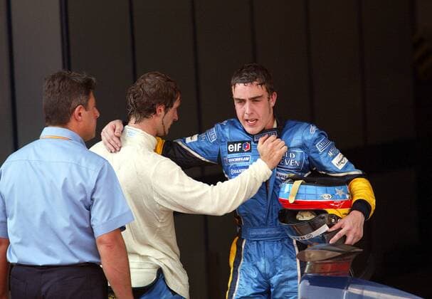 Jarno Trulli (Italien, li.) gratuliert Fernando Alonso (Spanien beide Renault) zu seinem dritten Platz Motorsport Grand Prix Herren Großer Preis von Malaysia 2003, Formel 1 Weltmeisterschaft, F1, F, GP, WM, Vdig Gruppe Sepang Harmonie, Erschöpfung,