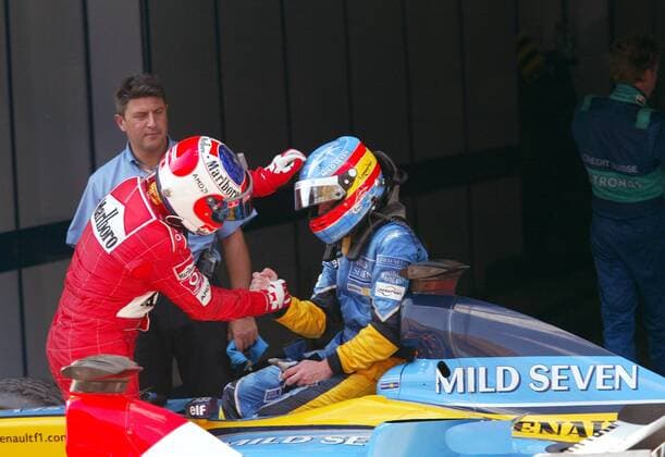 Rubens Barrichello (Brasilien Ferrari, li.) gratuliert Fernando Alonso (Spanien Renault) zu seinem 3. Platz Motorsport Grand Prix Herren Großer Preis von Malaysia 2003, Formel 1 Weltmeisterschaft, F1, F, GP, WM, Vdig Gruppe Sepang