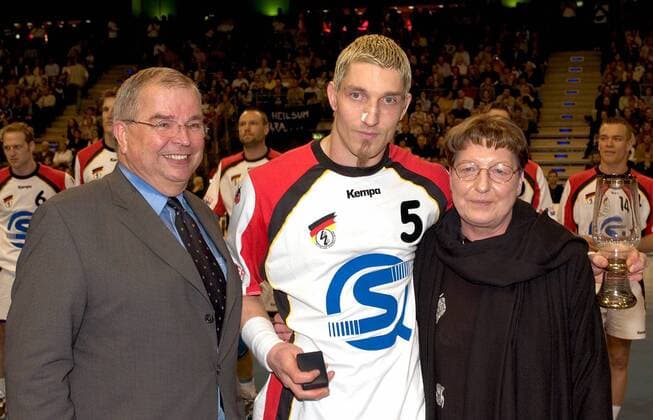Stefan Kretzschmar (Mitte) bei der Ehrung zu seinem 200. Länderspiel mit DHB-Präsident Ulrich Strombach (li.) und Mutter Waltraut (alle Deutschland) Handball Länderspiel Herren Freundschaftsspiel 2003, Länderspiel, Test, Testspiel, Nationalmannschaft, Nationalteam Gruppe Berlin