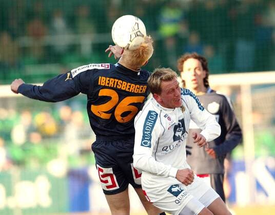 Christian Mayrleb (re., Pasching) gegen Andreas Ibertsberger (Salzburg) Fußball Herren tmobileBundesliga 2002 2003, SV PlusCity Pasching - SV Wüstenrot Salzburg 0:1, Vdig Gruppe Pasching Dynamik,