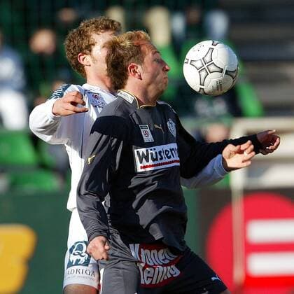 Alexander Schriebl (re., Salzburg) gegen Thorsten Knabel (Pasching) Fußball Herren tmobileBundesliga 2002 2003, SV PlusCity Pasching - SV Wüstenrot Salzburg 0:1, Vdig Gruppe Pasching Dynamik,