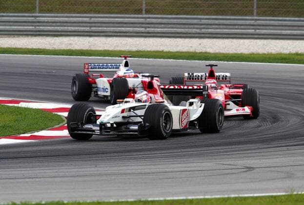 Jenson Button (England BAR-Honda) vor Rubens Barrichello (Brasilien Ferrari) Motorsport Grand Prix Herren Großer Preis von Malaysia 2003, Formel 1 Weltmeisterschaft, F1, F, GP, WM, Vdig Gruppe Sepang